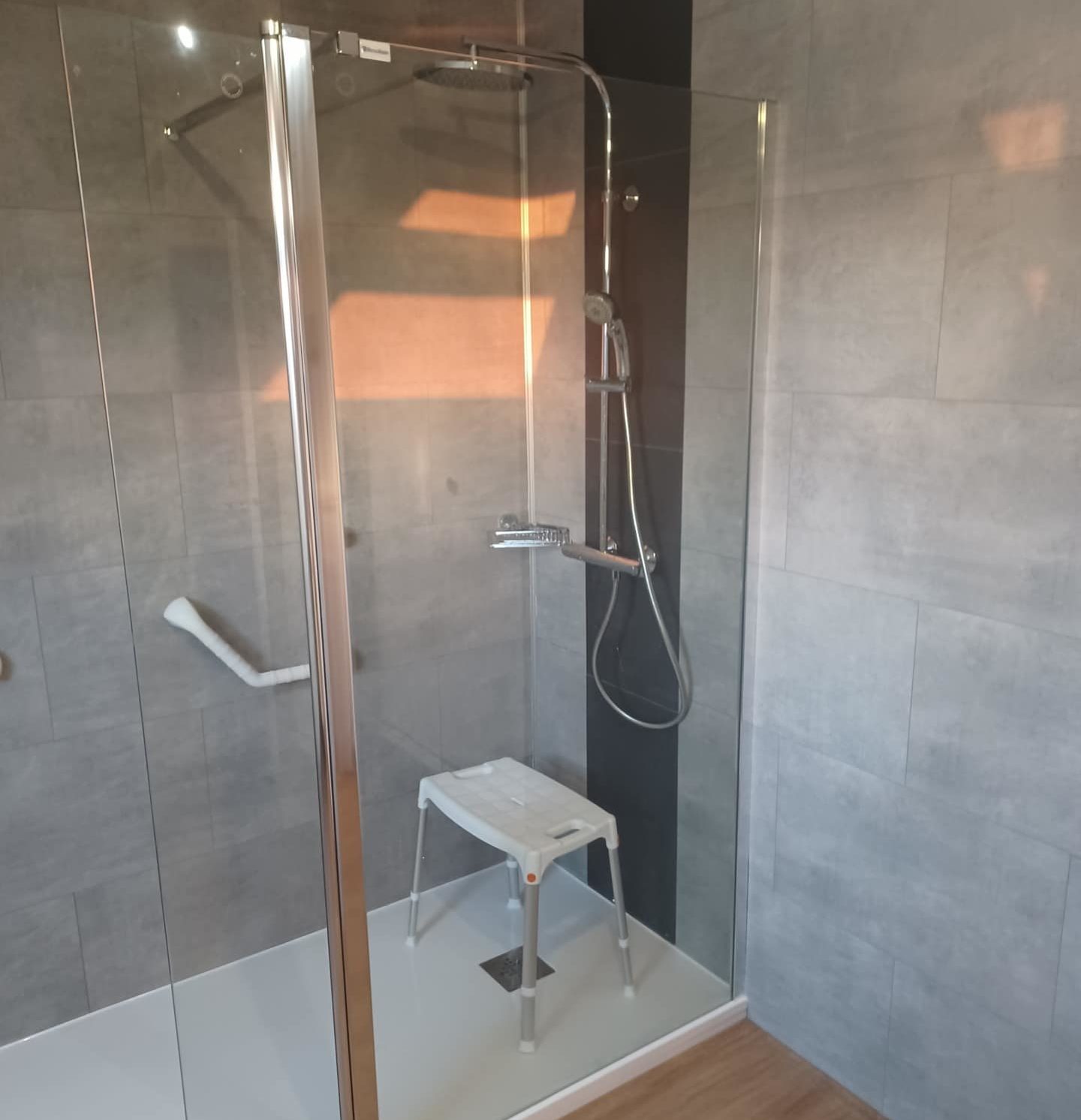 Remplacer sa baignoire par une douche sécurisée pour les seniors