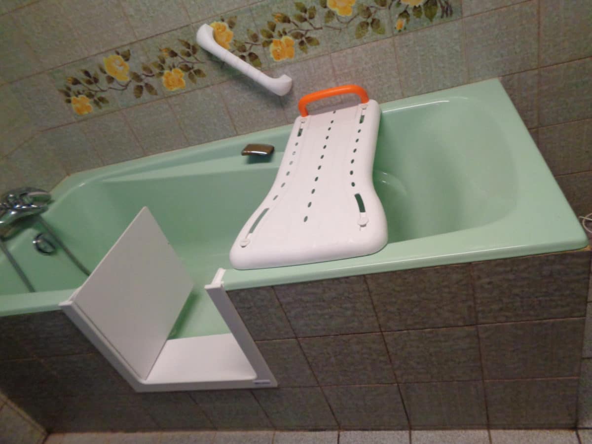 Baignoire avec portillon anti-éclaboussures