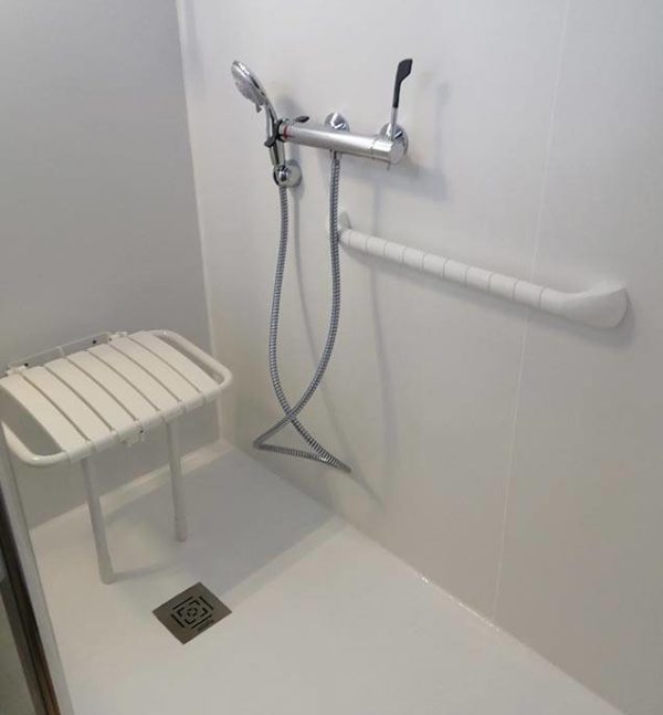 Chaise de couche et poignée antidérapante
