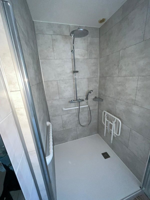 Douche senior adaptée